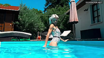 Bouncy-tits Outdoor swimming pool erotics with naked Zazie