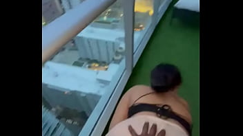 Big-ass Miami Slut Twerks On YouTuber