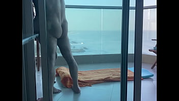 Big-dick Sur un balcon à Carthagene, une jeune étudiante se fait remplir son jolie petit cul !